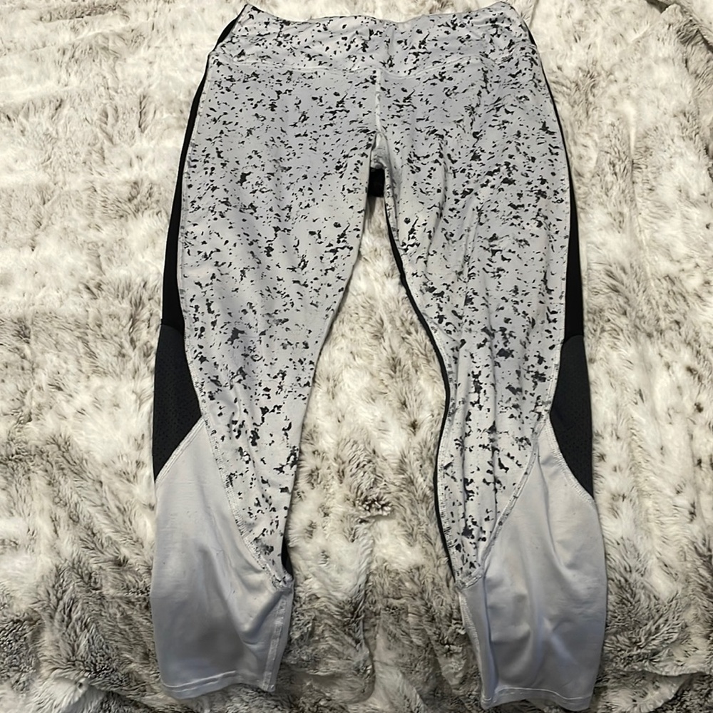 Medium-sized Avia athletic leggings